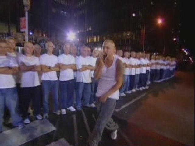 Eminem - The Real Slim Shady & The Way I Am(Live @ MTV Music Awards, 2000)[(000945)17-31-41]