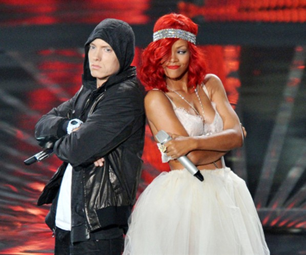 Eminem и Rihanna исполняют "Love The Way You Lie"