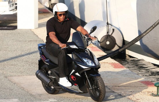 Dr. Dre катается на скутере в Saint-Tropez