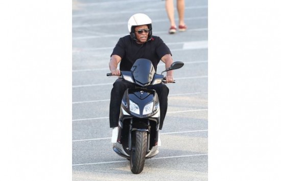 Dr. Dre катается на скутере в Saint-Tropez