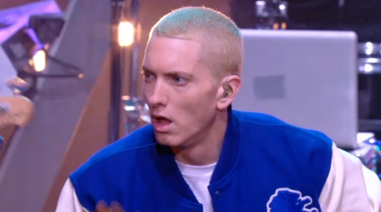 2013.11.13 - выступление Eminem'а на шоу «Le Grand Journal» с треком «Berzerk»