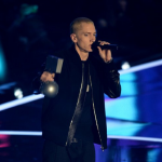 Eminem держит в руках две награды mtv ema 2013