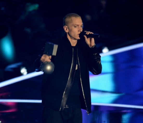 Eminem держит в руках две награды mtv ema 2013
