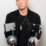Eminem держит в руках две награды mtv ema 2013