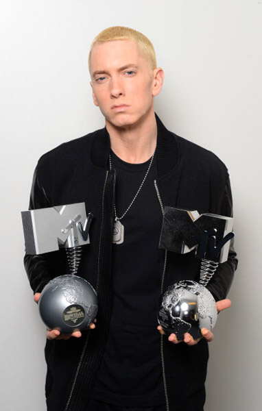 Eminem держит в руках две награды mtv ema 2013
