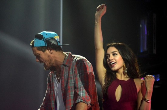 Michael Shannon & Vanessa Hudgens perform at the 2013 YouTube Music Awards, November 3, 2013 in New York City.