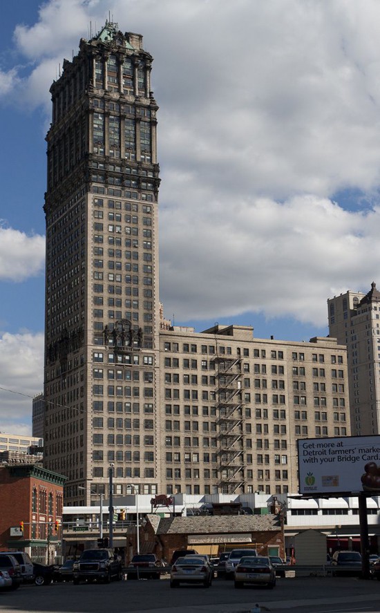 38-этажный 145-метровый небоскреб Book Tower пустует с конца 1980-х. Взлёт и падение Детройта. Detroit - дом Eminem