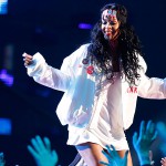 2014.04.14 — 03 — Eminem and Rihanna perform The Monster on stage during the 2014 MTV Movie Awards in Los Angeles
