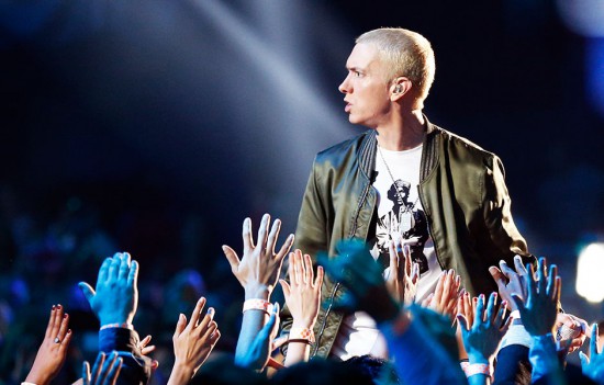 13 апреля 2014 года Eminem и Rihanna выступают с синглом The Monster в Лос-Анджелесе на MTV Movie Awards 2014