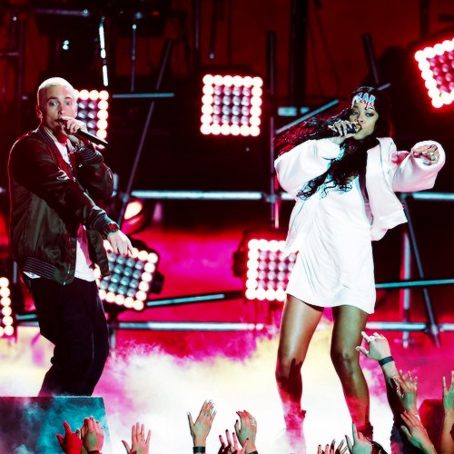 13 апреля 2014 года Eminem и Rihanna выступают с синглом The Monster в Лос-Анджелесе на MTV Movie Awards 2014