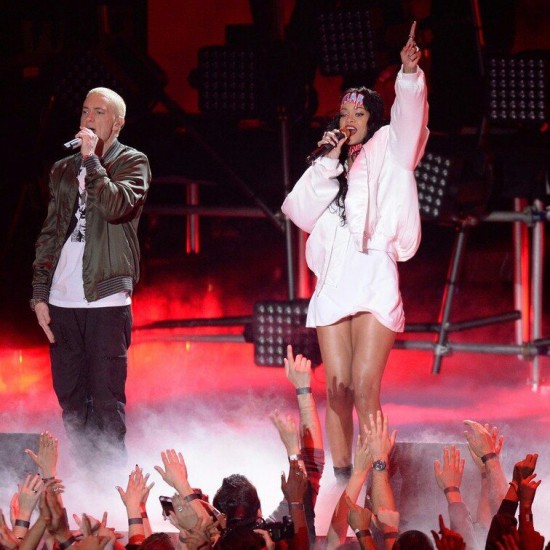 13 апреля 2014 года Eminem и Rihanna выступают с синглом The Monster в Лос-Анджелесе на MTV Movie Awards 2014