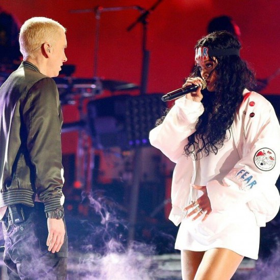 13 апреля 2014 года Eminem и Rihanna выступают с синглом The Monster в Лос-Анджелесе на MTV Movie Awards 2014