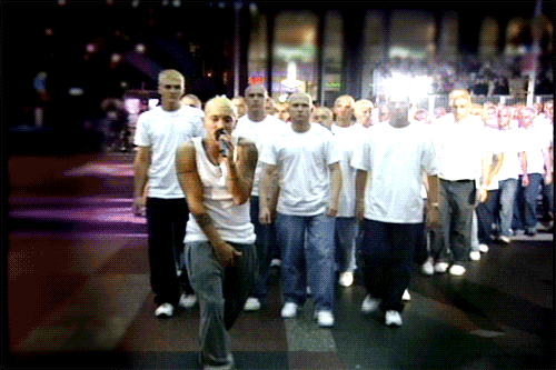Vyistuplenie-E%60minema-v-2000-na-MTV-VMA.gif