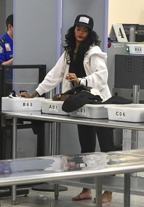 Eminem и Rihanna снимают видео в Детройте. 2014.07.22 - Rihanna at “LAX” Airport in Los Angeles