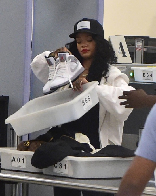 Eminem и Rihanna снимают видео в Детройте. 2014.07.22 - Rihanna at “LAX” Airport in Los Angeles