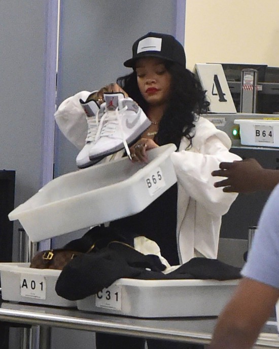 Eminem и Rihanna снимают видео в Детройте. 2014.07.22 - Rihanna at “LAX” Airport in Los Angeles