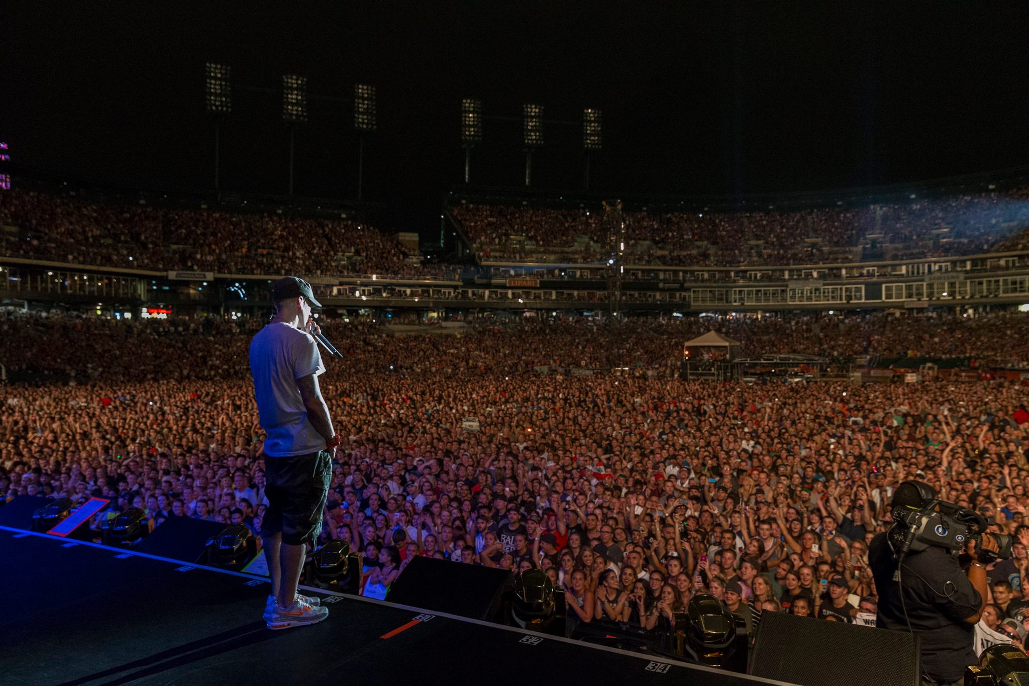 Сколько зрителей было на концерте. Eminem стадион. Eminem Concert. Эминем 2000 собрал стадион. Wembley Eminem.