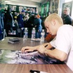 Eminem подписывает автограф