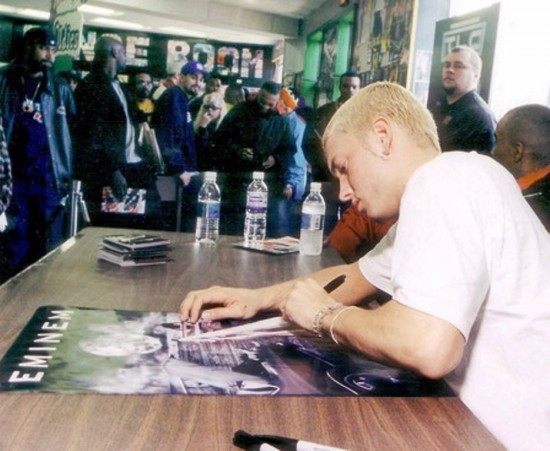 Eminem подписывает автограф