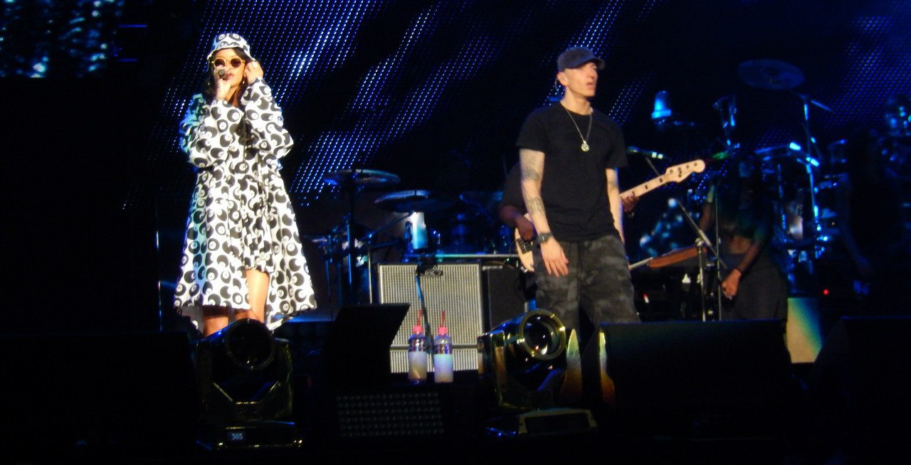 Eminem и Rihanna начали свой The Monster Tour на стадионе Роуз Боул. Rose Bowl
