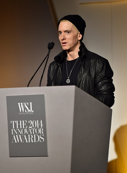 Eminem вручил награду Dr. Dre и Jimmy Iovine на церемонии «Innovator of the Year» журнала WSJ