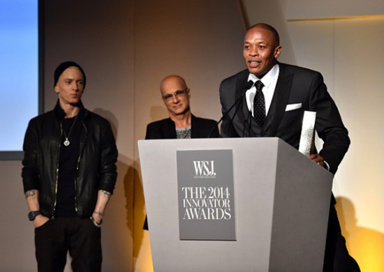 Eminem вручил награду Dr. Dre и Jimmy Iovine на церемонии «Innovator of the Year» журнала WSJ