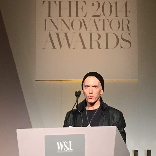 Eminem вручил награду Dr. Dre и Jimmy Iovine на церемонии «Innovator of the Year» журнала WSJ