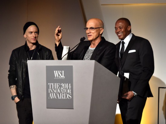 Eminem вручил награду Dr. Dre и Jimmy Iovine на церемонии «Innovator of the Year» журнала WSJ