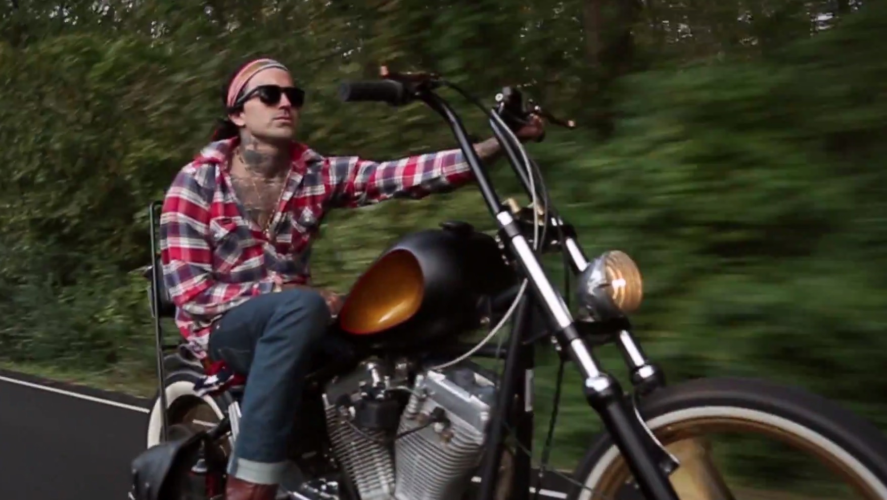 2015.03.02-at-9.30.48-PM Yelawolf Whiskey In A Bottle Video