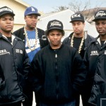 Ice Cube, Dr. Dre, Eazy-E, Yella, MC Ren (слева направо), конец 80-х. «Eazy был хаслером», — говорит Ren. «У него были крутые девушки, деньги, драгоценности».
