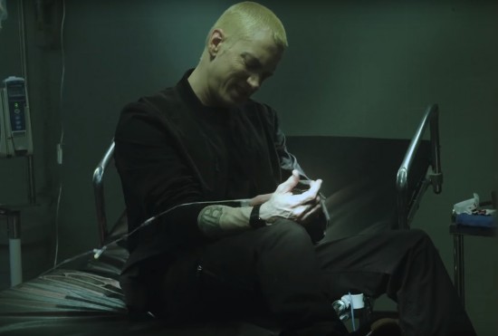 Eminem - Phenomenal (Behind The Scenes) в больнице вытаскивает иглу
