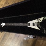 Гитара Epiphone Flying V Yelawolf  Bones Owens и DJ Klever