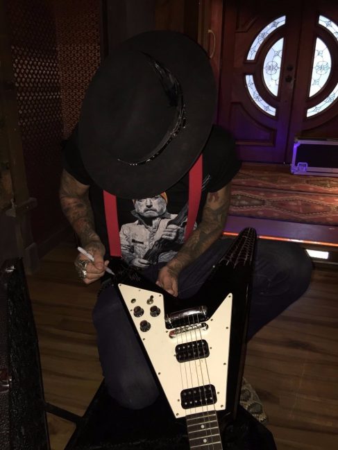 Гитара Epiphone Flying V Yelawolf Bones Owens и DJ Klever