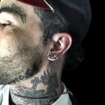 Yelawolf набил новую татуировку на мочку уха на фестивале Musink 2016 Day 1