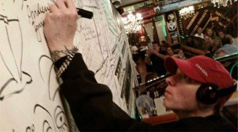 Eminem оставляет свой автограф на стене автографов одного из баров в Буэнос-Айрес