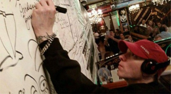 Eminem оставляет свой автограф на стене автографов одного из баров в Буэнос-Айрес