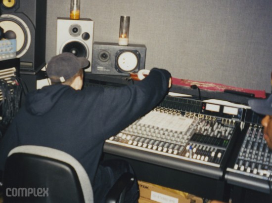 Eminem в процессе сведения трека "As The World Turns." Burbank, Калифорния (Июнь 1998) Фотография Noah Callahan-Bever.
