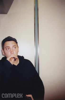 Eminem в процессе написания трека в студии. Burbank, Калифорния (Июнь 1998) Фотография Noah Callahan-Bever.