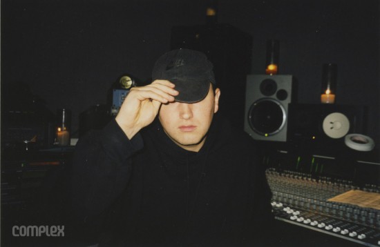 Eminem в "в той же самой грёбанной кепке Nike" в процессе сведения трека "My Fault." Burbank, Калифорния (Июнь 1998) Фотография Noah Callahan-Bever.