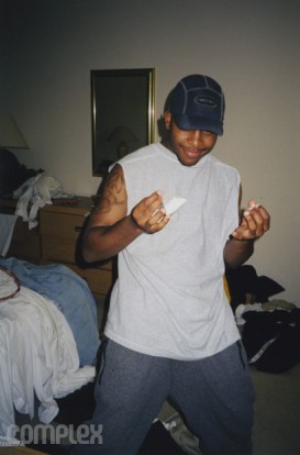 Royce позирует с обезболивающими, купленными южнее границы, в его грязной комнате в квартире Eminem'а (June 1998) Фотография Noah Callahan-Bever.