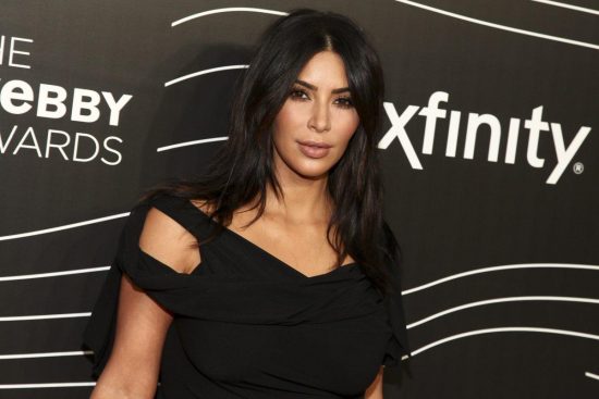 Ким Кардашьян на юбилейной двадцатой премии Webby Awards повышает осведомленность о людях, у которых слишком много бретелек на платьях
