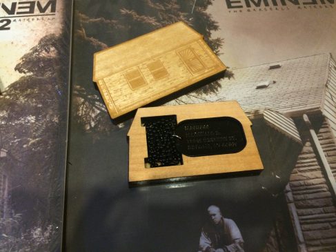 [Распаковка] Eminem X Good Wood: коллекционные жетоны из древесины с руин дома детства Эминема