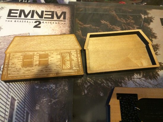 [Распаковка] Eminem X Good Wood: коллекционные жетоны из древесины с руин дома детства Эминема