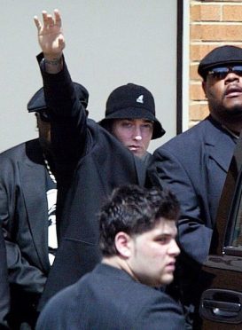 Eminem и его телохранители на похоронах Proof, 2006