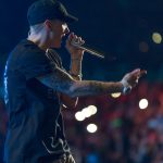 Почему Eminem выступает в одной и той же кепке? Она ему нравится?