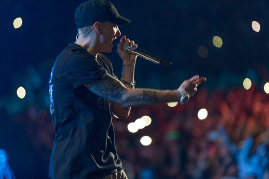 Почему Eminem выступает в одной и той же кепке? Она ему нравится?