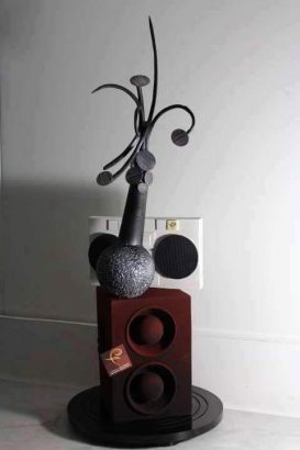 Французский кондитер посвятил Эминему свою фигуру из шоколада