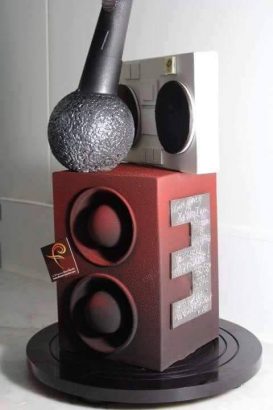 Французский кондитер посвятил Эминему свою фигуру из шоколада