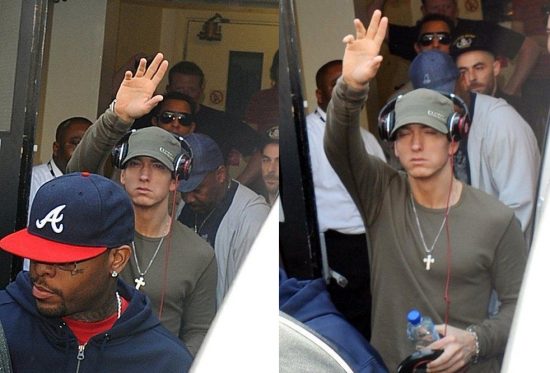 Когда Eminem выходит из отеля, его всегда ждёт толпа фанатов