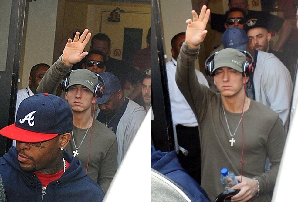 Когда Eminem выходит из отеля, его всегда ждёт толпа фанатов